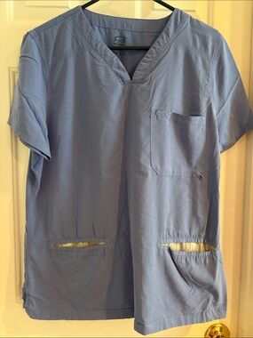 Ceil Blue Women's V-Neck Scrub Top - Iguana Med